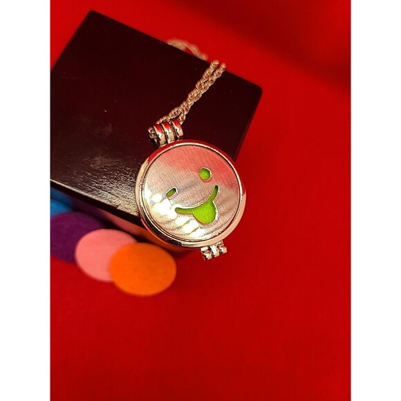 Aromatherapy Essential Oil Diffuser Necklace Locket Pendant 5 Refill Pads - Picture 4 of 6